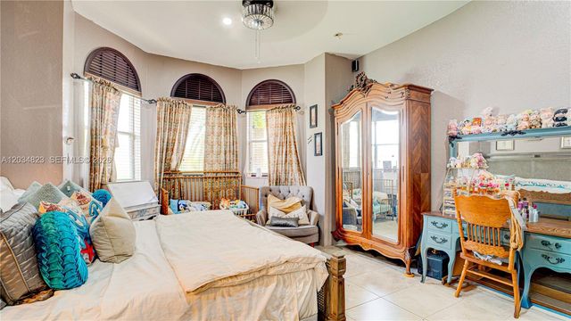 9810 NW 137th St, Hialeah Gardens, FL 33018