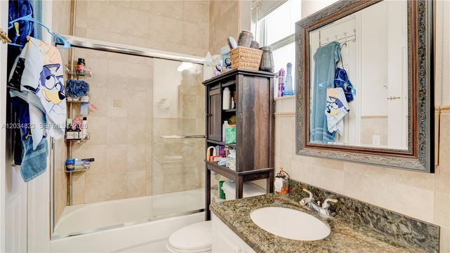 9810 NW 137th St, Hialeah Gardens, FL 33018