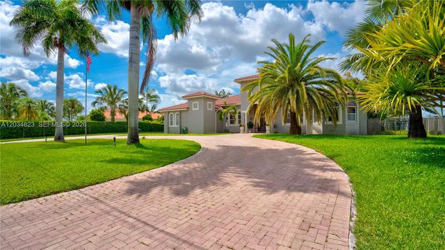 9810 NW 137th St, Hialeah Gardens, FL 33018