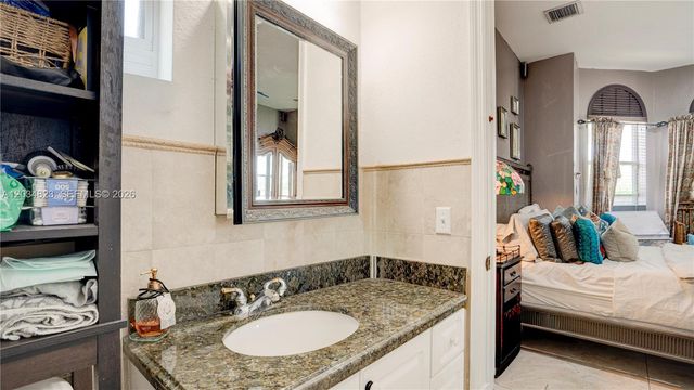 9810 NW 137th St, Hialeah Gardens, FL 33018