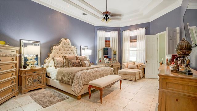 9810 NW 137th St, Hialeah Gardens, FL 33018