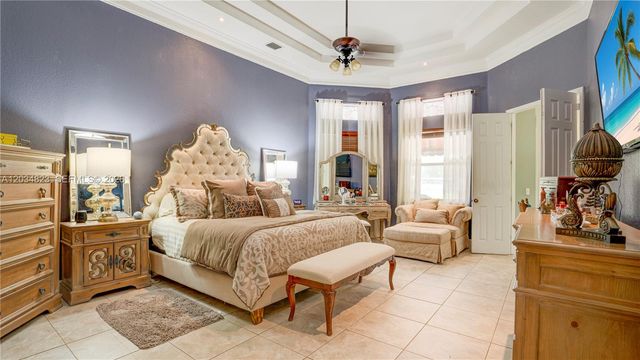 9810 NW 137th St, Hialeah Gardens, FL 33018