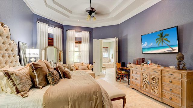 9810 NW 137th St, Hialeah Gardens, FL 33018