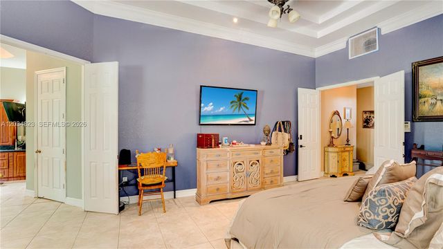 9810 NW 137th St, Hialeah Gardens, FL 33018