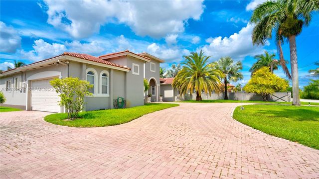 9810 NW 137th St, Hialeah Gardens, FL 33018