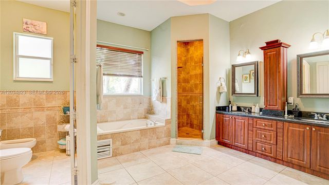 9810 NW 137th St, Hialeah Gardens, FL 33018