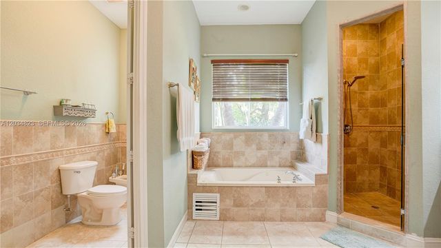 9810 NW 137th St, Hialeah Gardens, FL 33018