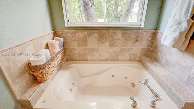 9810 NW 137th St, Hialeah Gardens, FL 33018