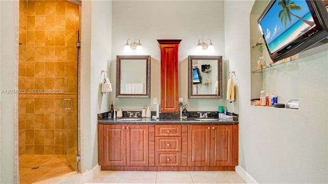 9810 NW 137th St, Hialeah Gardens, FL 33018