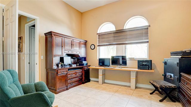 9810 NW 137th St, Hialeah Gardens, FL 33018