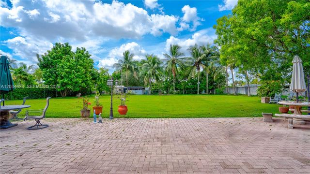 9810 NW 137th St, Hialeah Gardens, FL 33018