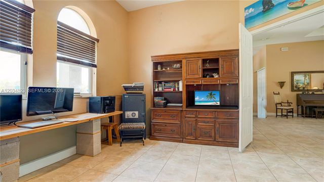 9810 NW 137th St, Hialeah Gardens, FL 33018