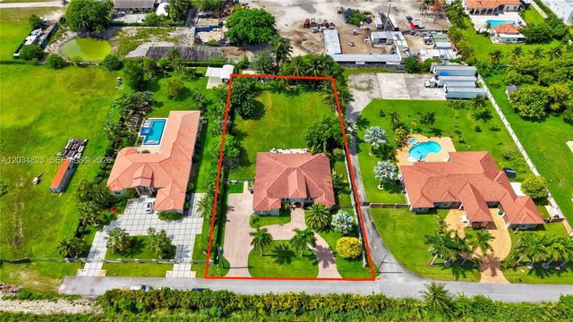 9810 NW 137th St, Hialeah Gardens, FL 33018