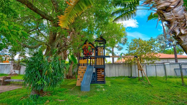9810 NW 137th St, Hialeah Gardens, FL 33018