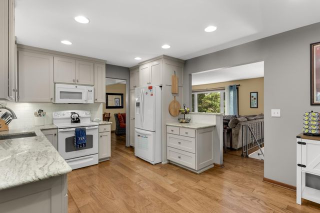 7660 Heritage Road, Eden Prairie, MN 55346