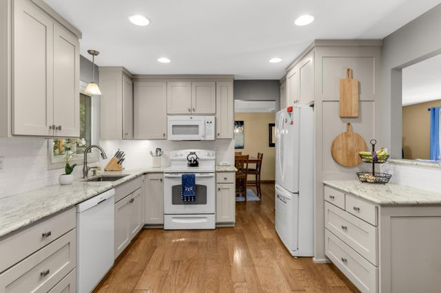 7660 Heritage Road, Eden Prairie, MN 55346