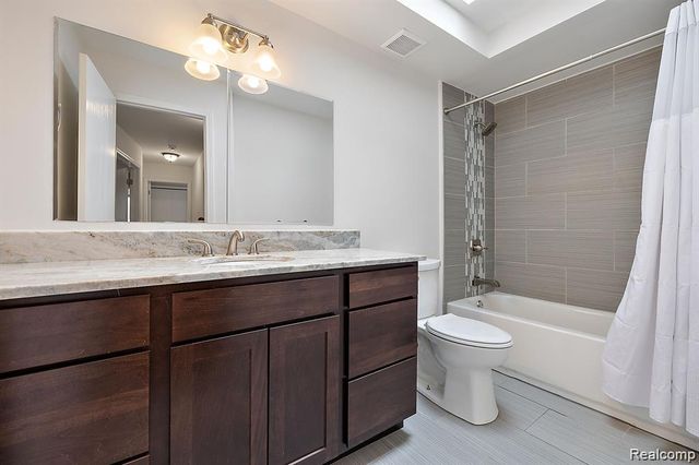 2116 Hidden Trail Drive, Sterling Heights, MI 48314