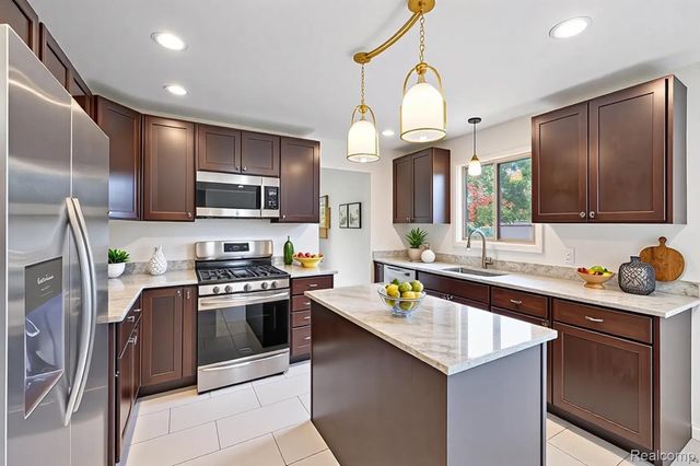 2116 Hidden Trail Drive, Sterling Heights, MI 48314