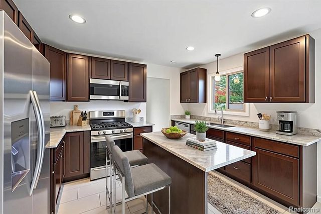 2116 Hidden Trail Drive, Sterling Heights, MI 48314