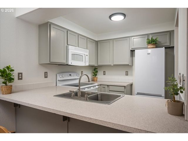 15988 Sw ROTH Dr, Beaverton, OR 97078