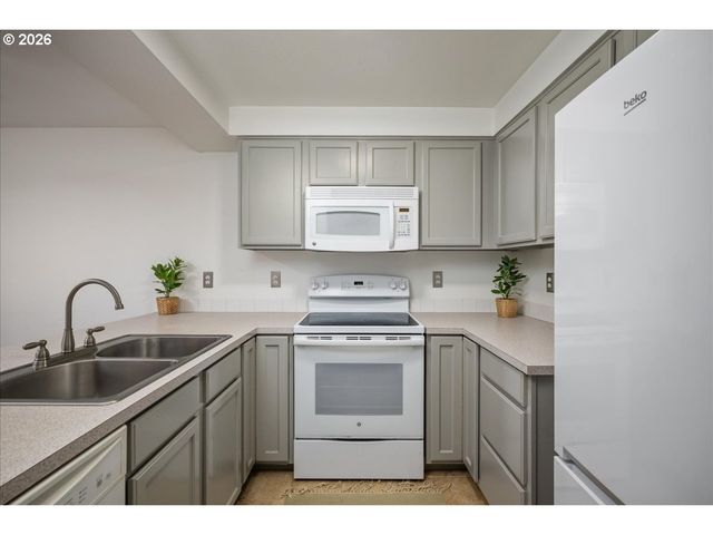 15988 Sw ROTH Dr, Beaverton, OR 97078