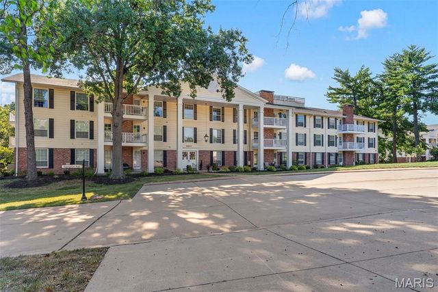 1511 Hampton Hall Drive 18, Chesterfield, MO 63017