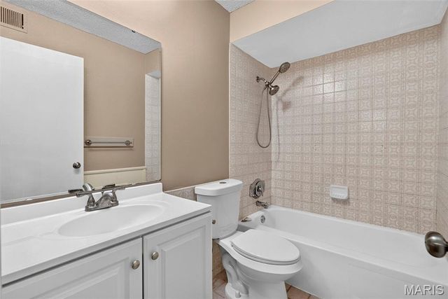 1511 Hampton Hall Drive 18, Chesterfield, MO 63017