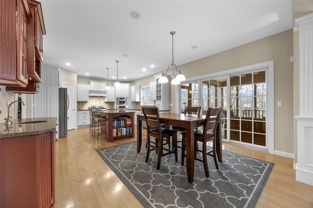 450 Hickory Court, Robins, IA 52328