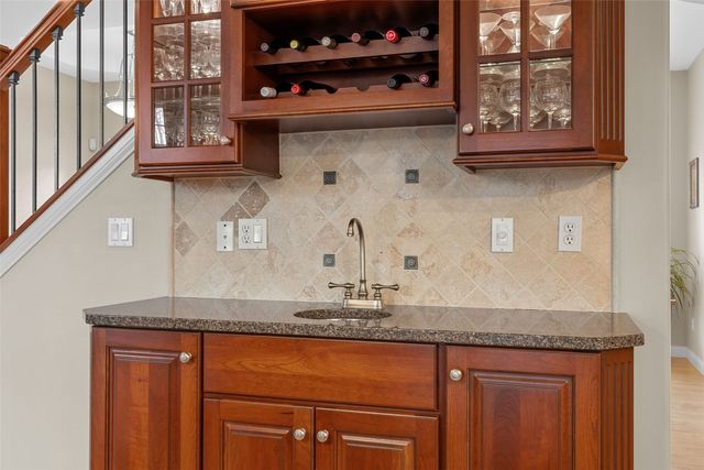 450 Hickory Court, Robins, IA 52328