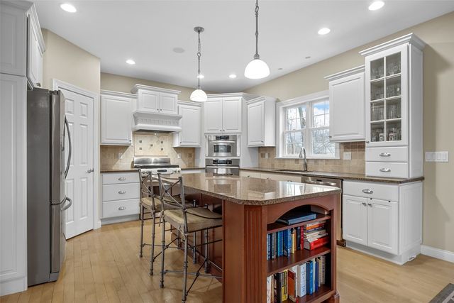 450 Hickory Court, Robins, IA 52328