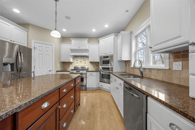 450 Hickory Court, Robins, IA 52328