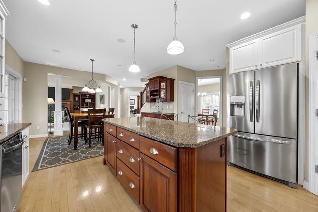 450 Hickory Court, Robins, IA 52328