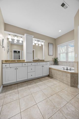 450 Hickory Court, Robins, IA 52328