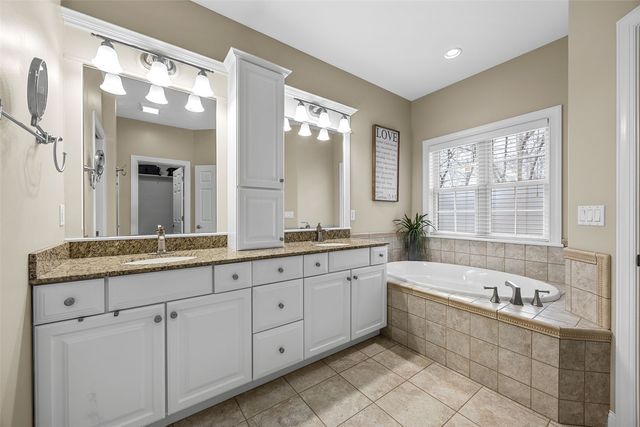 450 Hickory Court, Robins, IA 52328