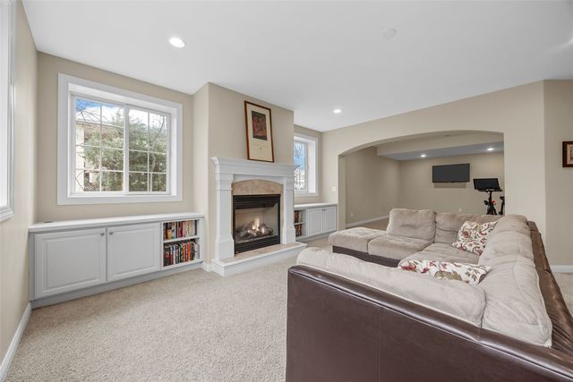 450 Hickory Court, Robins, IA 52328