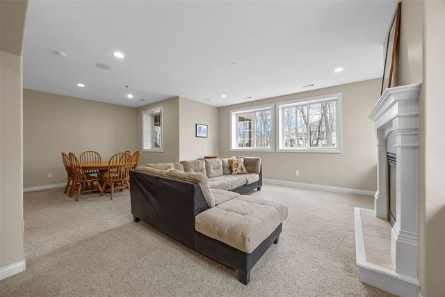 450 Hickory Court, Robins, IA 52328