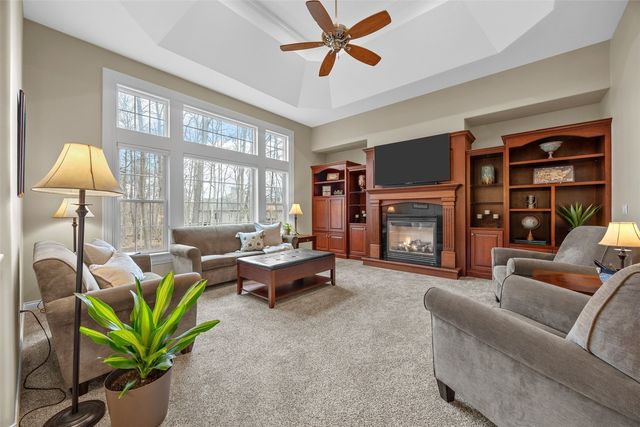 450 Hickory Court, Robins, IA 52328