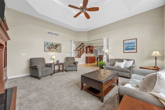 450 Hickory Court, Robins, IA 52328