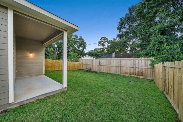 202 Oakcrest A, Conroe, TX 77304