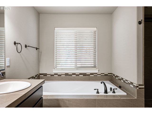 3237 TIMBERLINE Dr, Eugene, OR 97405