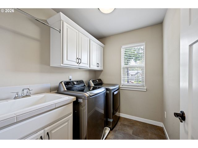 3237 TIMBERLINE Dr, Eugene, OR 97405