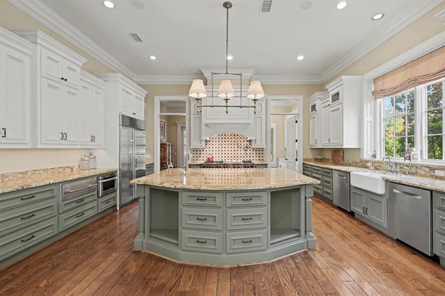 19 Cape Harbour Place, The Woodlands, TX 77380