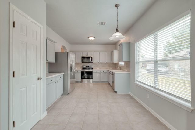 211 Hanstrom DR, Hutto, TX 78634