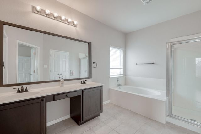 211 Hanstrom DR, Hutto, TX 78634