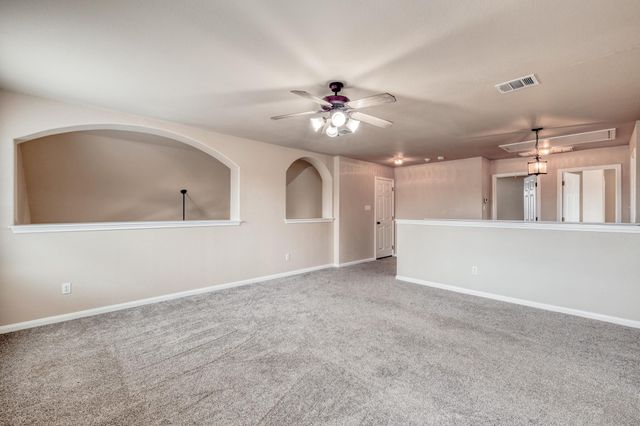211 Hanstrom DR, Hutto, TX 78634