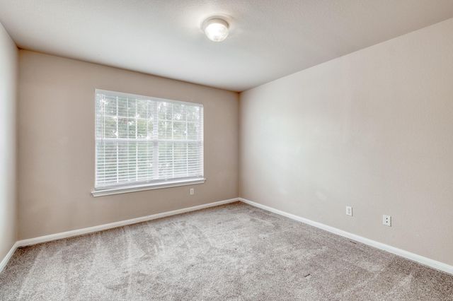 211 Hanstrom DR, Hutto, TX 78634