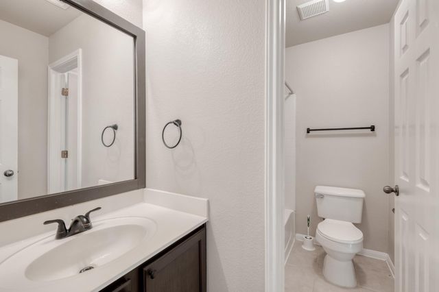 211 Hanstrom DR, Hutto, TX 78634