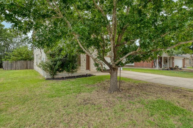 211 Hanstrom DR, Hutto, TX 78634