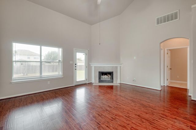 211 Hanstrom DR, Hutto, TX 78634