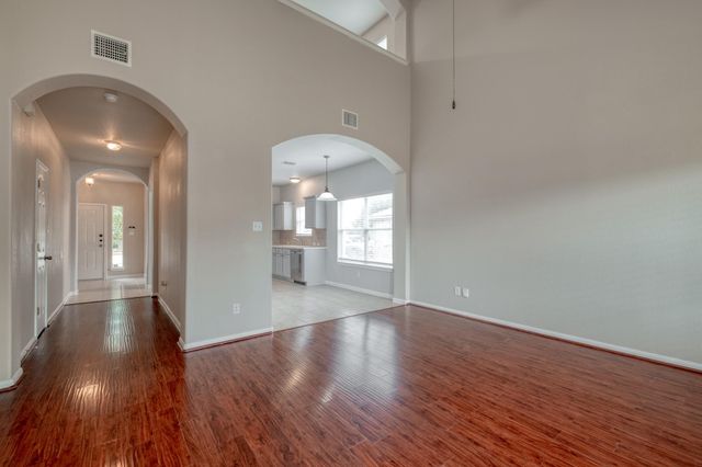 211 Hanstrom DR, Hutto, TX 78634
